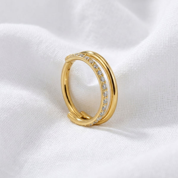 Anneau double dore lisse et pave zircons — pose tissu blanc