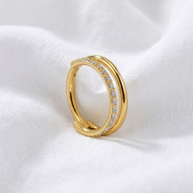 Anneau double dore lisse et pave zircons — pose tissu blanc