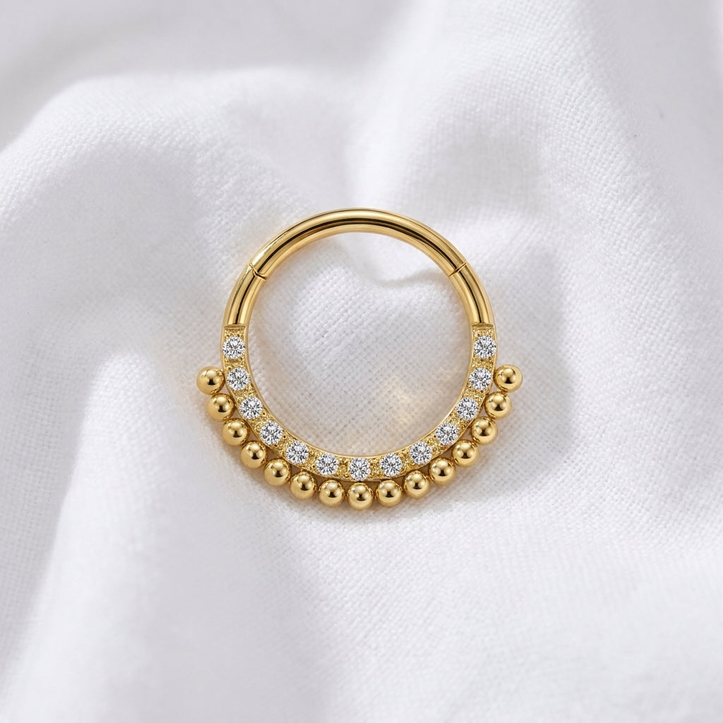 Anneau clicker dore double arc zircons boules — pose tissu blanc