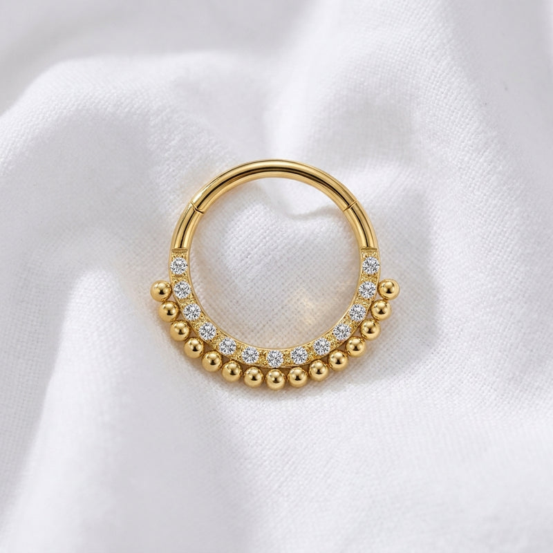 Anneau clicker dore double arc zircons boules — pose tissu blanc