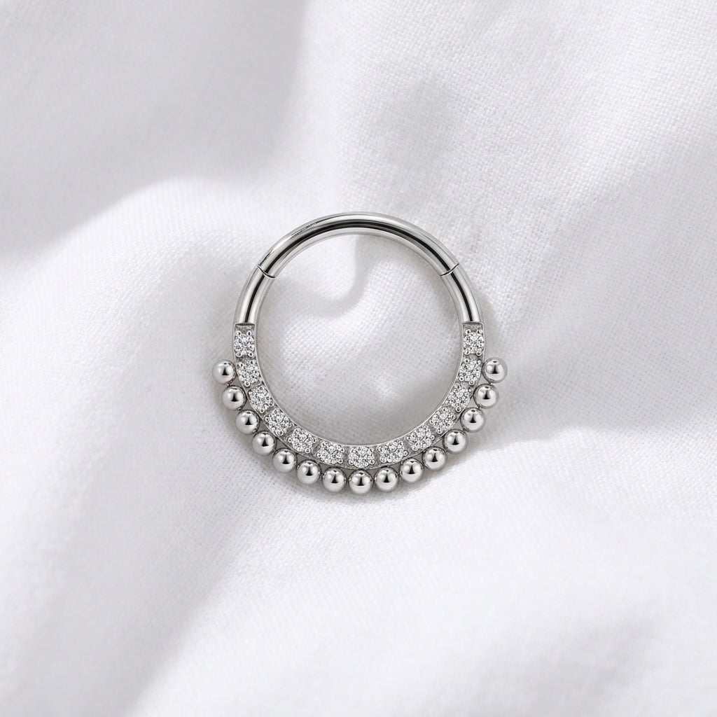 Anneau clicker argente double arc zircons boules — pose tissu blanc
