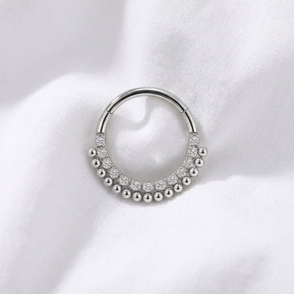 Anneau clicker argente double arc zircons boules — pose tissu blanc
