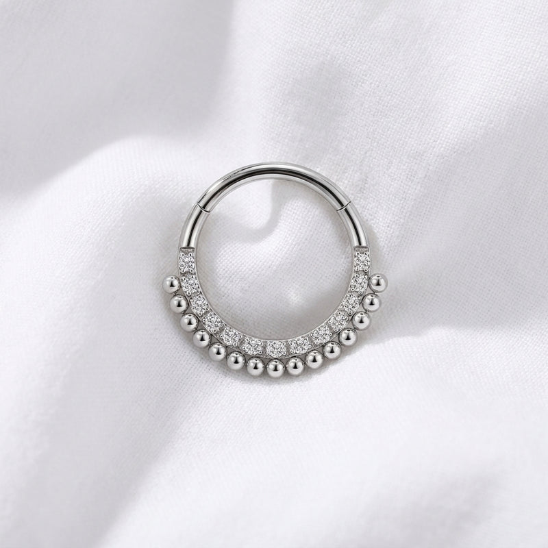 Anneau clicker argente double arc zircons boules — pose tissu blanc