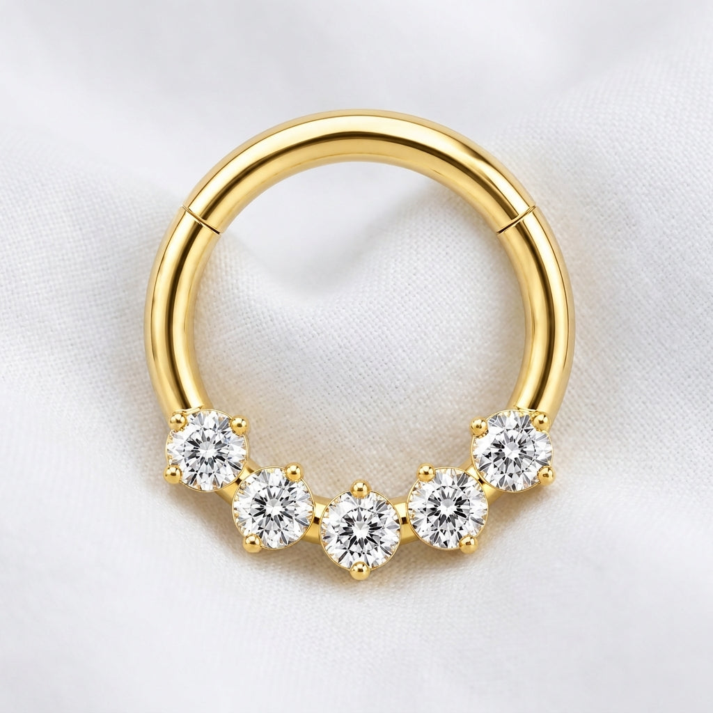 Anneau clicker dore 5 gros zircons solitaires arc — pose tissu blanc