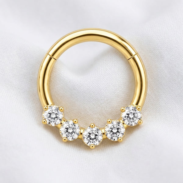Anneau clicker dore 5 gros zircons solitaires arc — pose tissu blanc