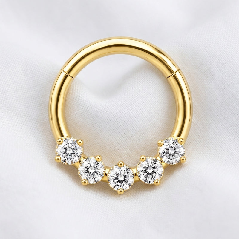 Anneau clicker dore 5 gros zircons solitaires arc — pose tissu blanc