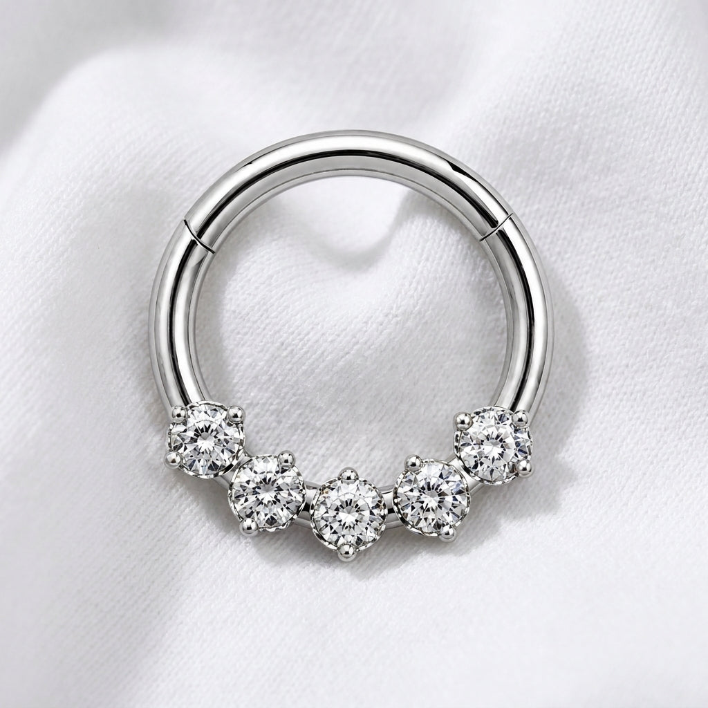 Anneau clicker argente 5 gros zircons solitaires arc — pose tissu blanc
