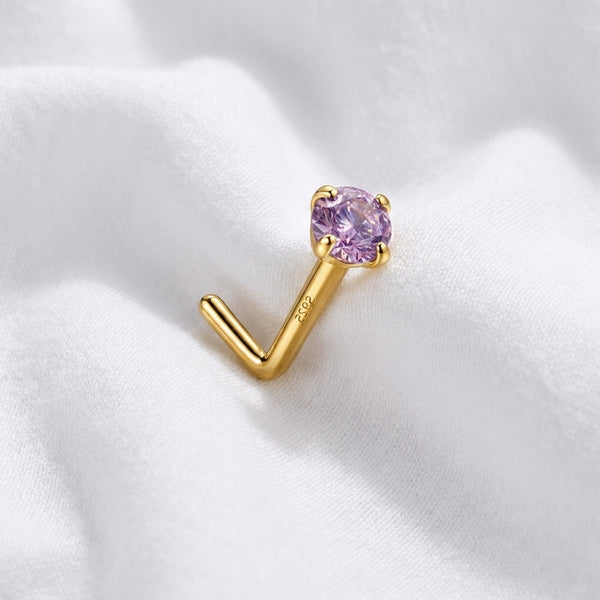 Clou en L argent S925 dore zircon violet lilas solitaire — pose tissu blanc
