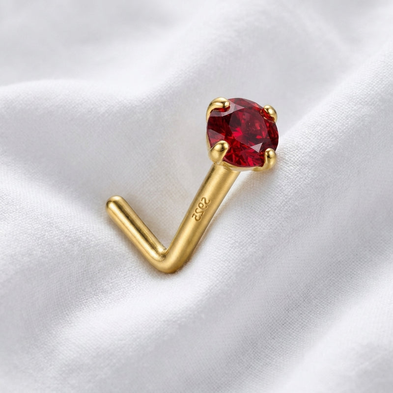 Clou en L argent S925 dore zircon rouge rubis solitaire — pose tissu blanc