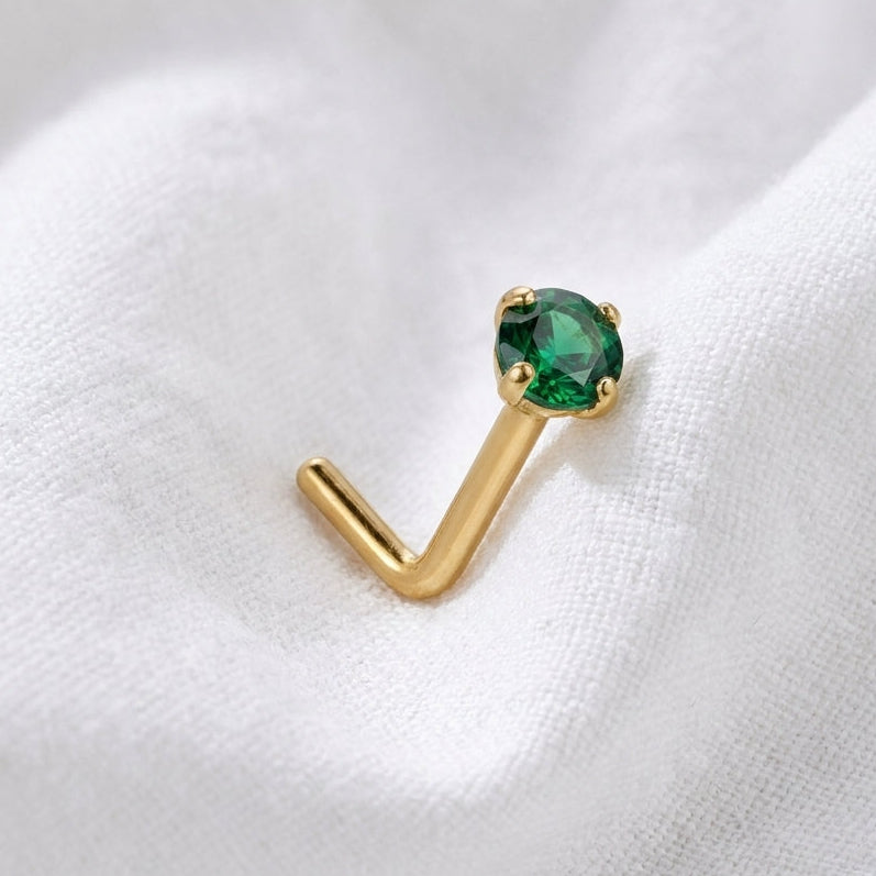 Clou en L argent S925 dore zircon vert emeraude solitaire — pose tissu blanc