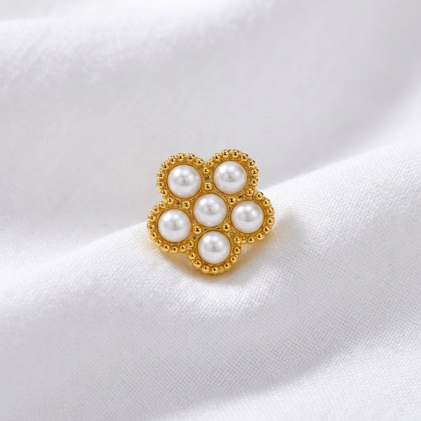 Tete fleur 7 micro-perles blanches monture milgrain doree — macro pose tissu blanc