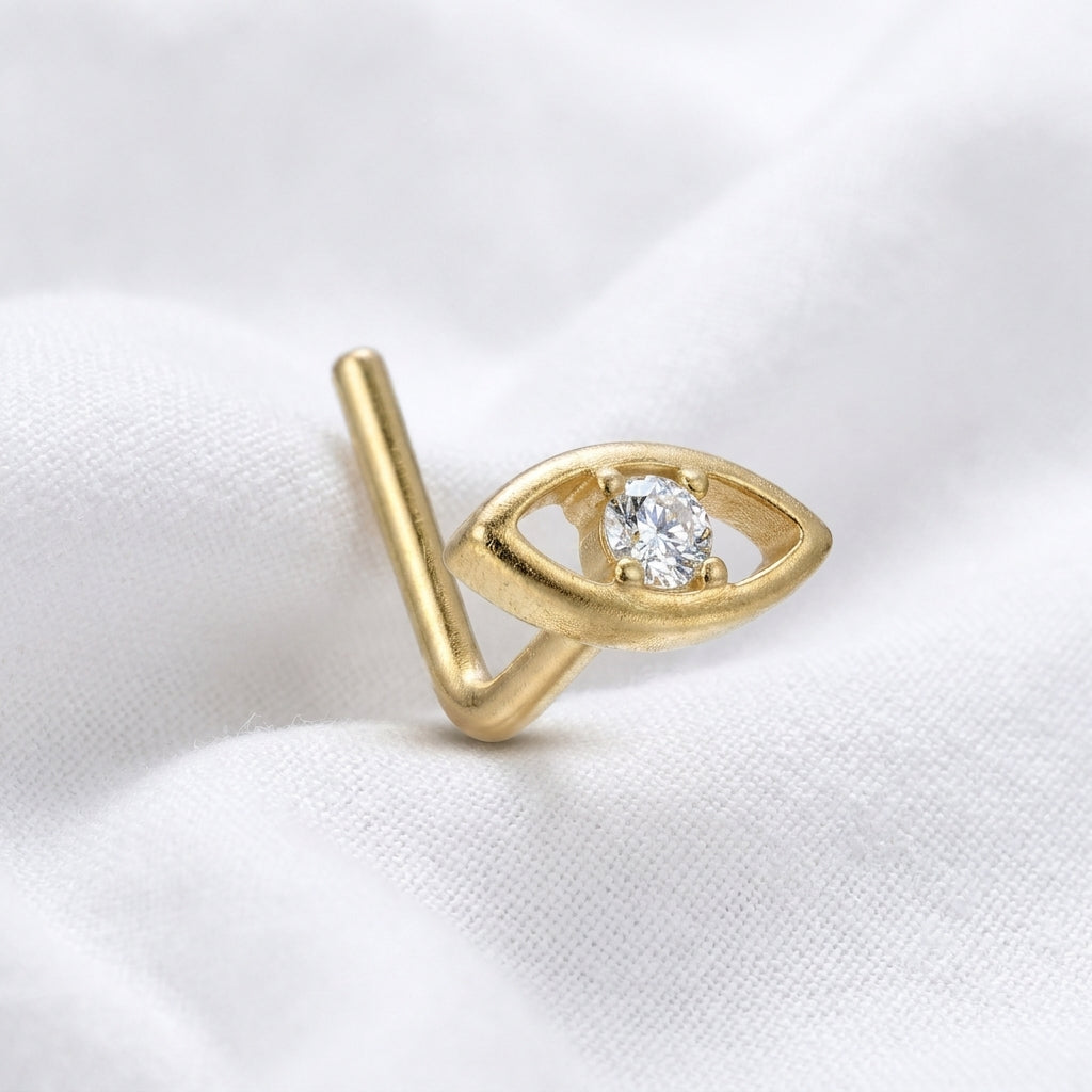 Clou en L dore oeil du destin zircon — pose sur tissu blanc