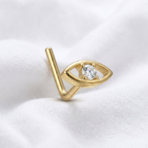 Clou en L dore oeil du destin zircon — pose sur tissu blanc