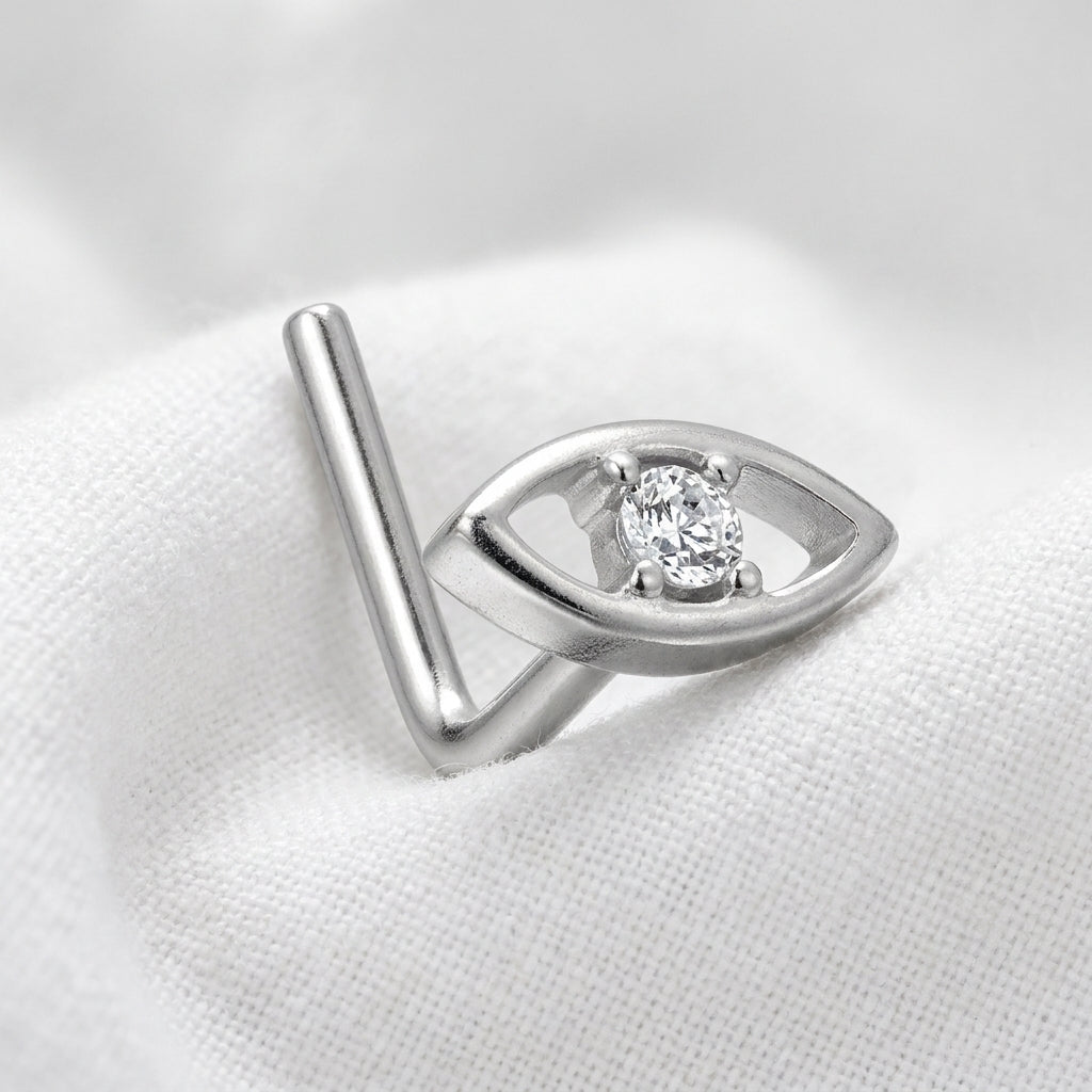 Clou en L argente oeil du destin zircon — pose sur tissu blanc