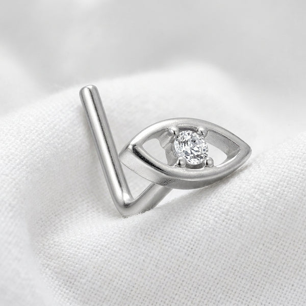 Clou en L argente oeil du destin zircon — pose sur tissu blanc