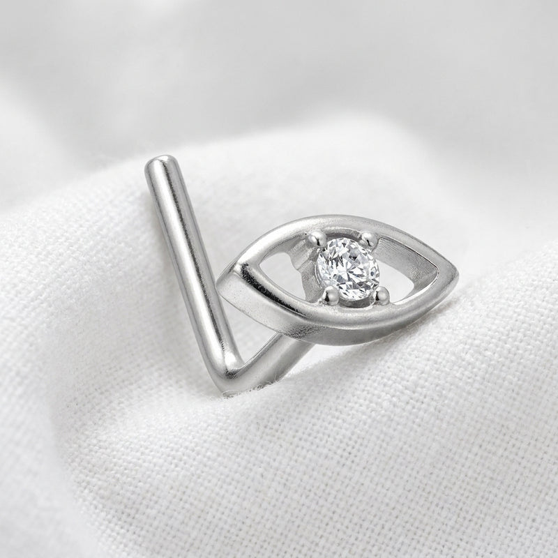 Clou en L argente oeil du destin zircon — pose sur tissu blanc