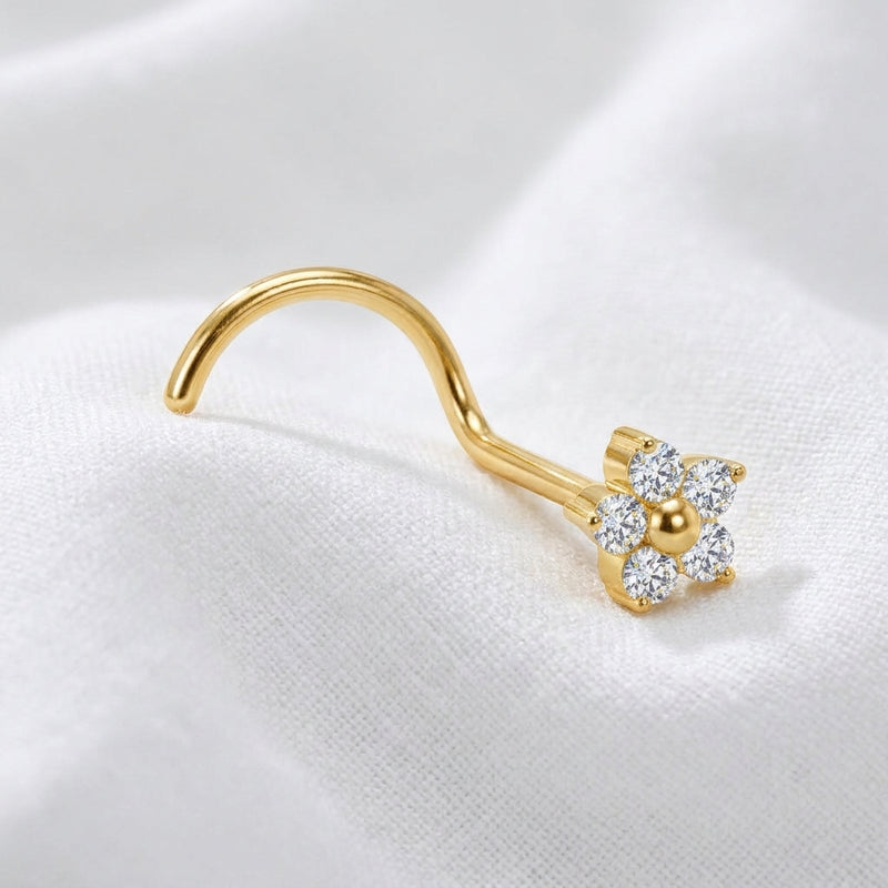 Vis nez doree fleur zircon — posee sur tissu blanc