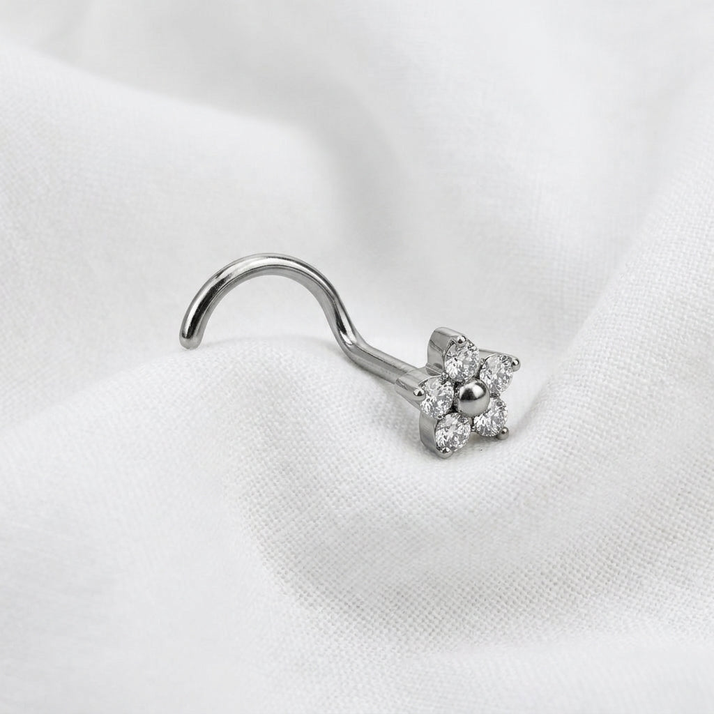 Vis nez argentee fleur petales zircon — posee sur tissu blanc