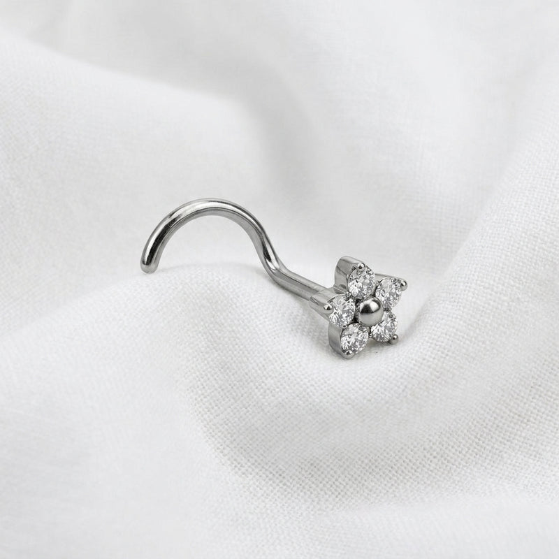 Vis nez argentee fleur petales zircon — posee sur tissu blanc