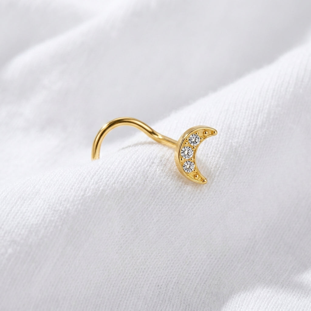 Vis nez doree lune zircon — posee sur tissu blanc
