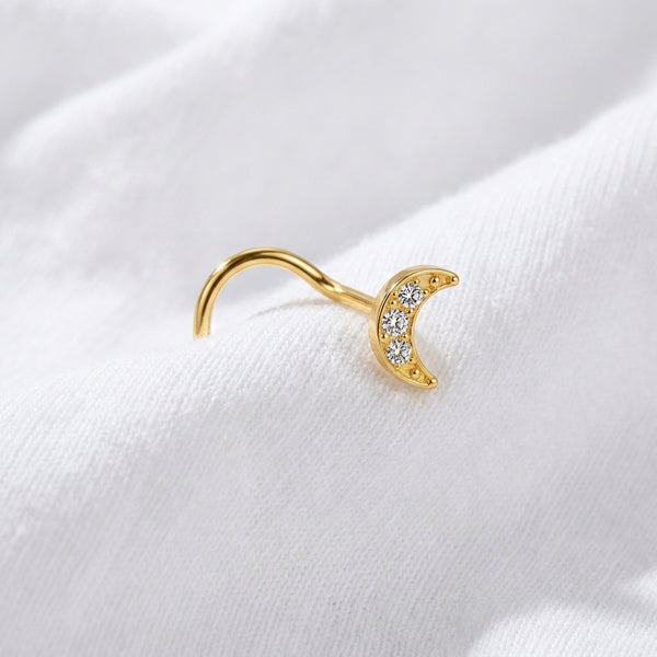Vis nez doree lune zircon — posee sur tissu blanc