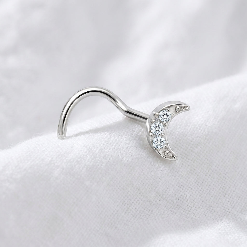 Vis nez argentee croissant de lune zircon — posee sur tissu blanc