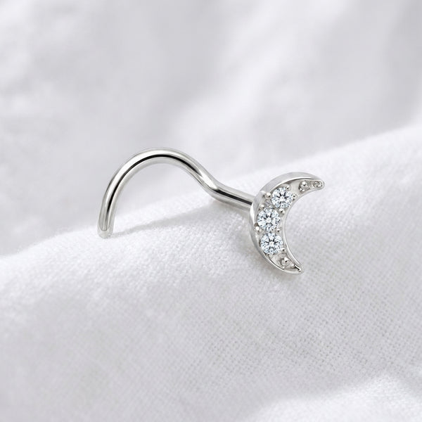 Vis nez argentee croissant de lune zircon — posee sur tissu blanc