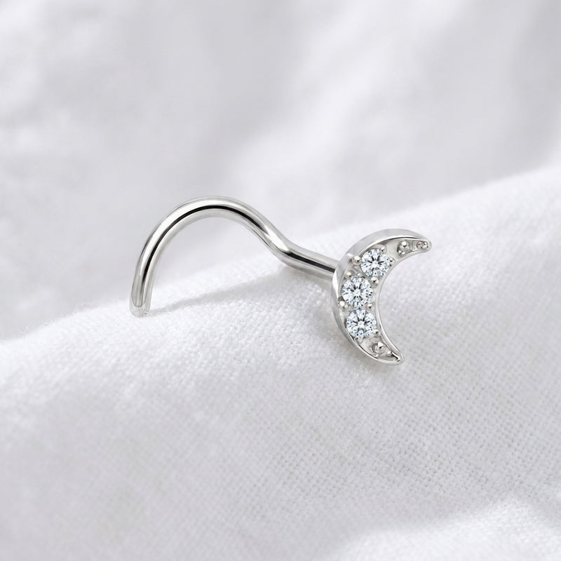 Vis nez argentee croissant de lune zircon — posee sur tissu blanc