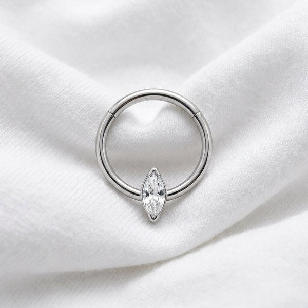 Anneau clicker argente zircon marquise solitaire — pose tissu blanc