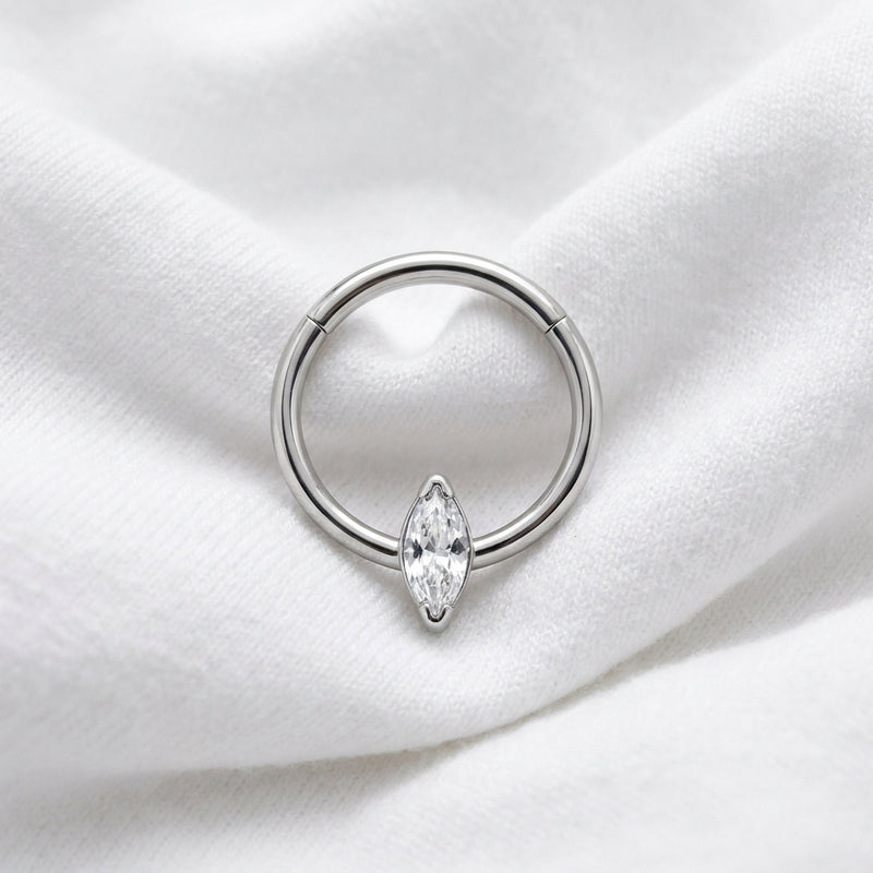 Anneau clicker argente zircon marquise solitaire — pose tissu blanc