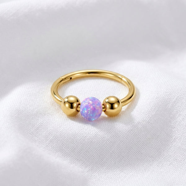 Anneau piercing nez dore opale australienne violette 3 billes - macro tissu blanc