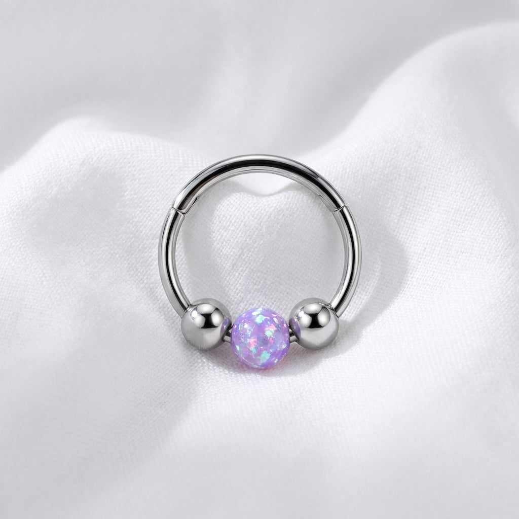 Anneau piercing nez argente opale australienne violette 3 billes - macro tissu blanc