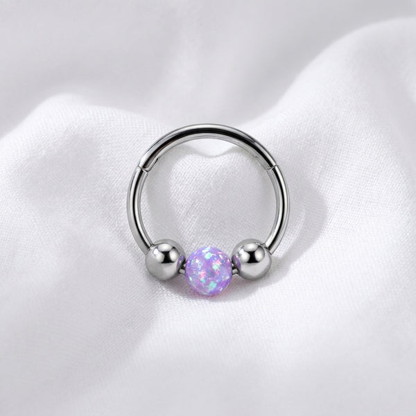 Anneau piercing nez argente opale australienne violette 3 billes - macro tissu blanc