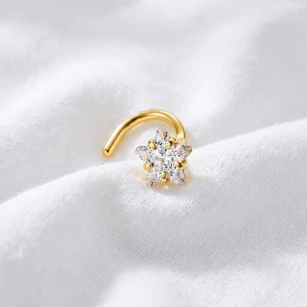Vis doree etoile zircon marquise — posee sur tissu blanc