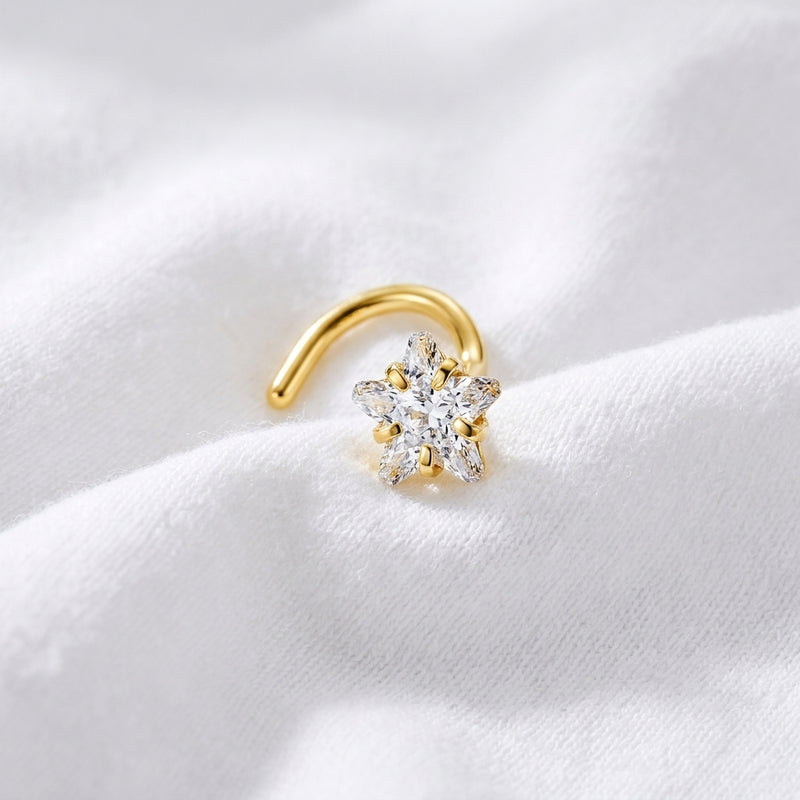 Vis doree etoile zircon marquise — posee sur tissu blanc