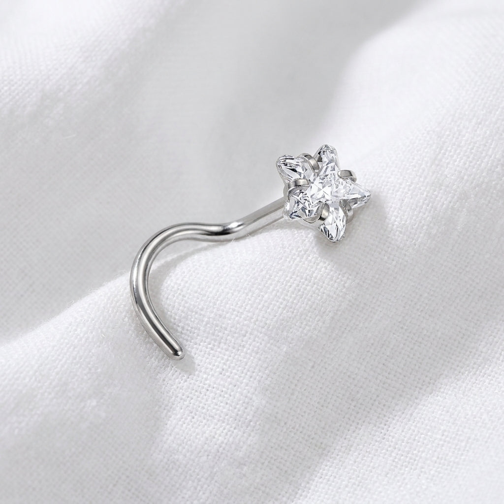 Vis argentee etoile 4 branches zircons marquise — posee tissu blanc