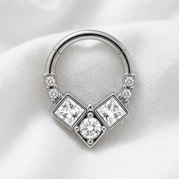 Anneau clicker argente 3 zircons carres 4 ronds geometrique — pose tissu blanc