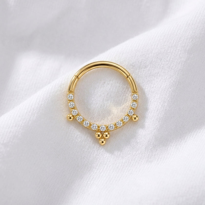 Anneau clicker dore pave zircons 3 pendentifs boules — pose tissu blanc
