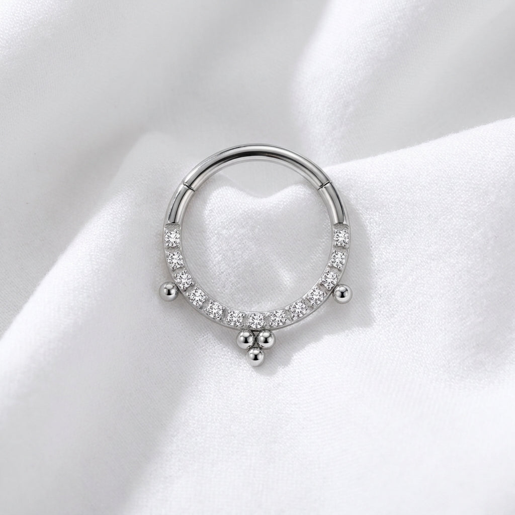 Anneau clicker argente demi-arc pave zircons 3 pendentifs boules — pose tissu blanc