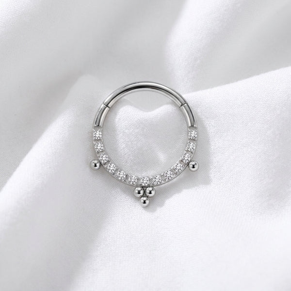 Anneau clicker argente demi-arc pave zircons 3 pendentifs boules — pose tissu blanc