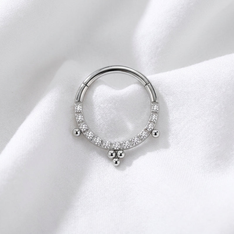 Anneau clicker argente demi-arc pave zircons 3 pendentifs boules — pose tissu blanc