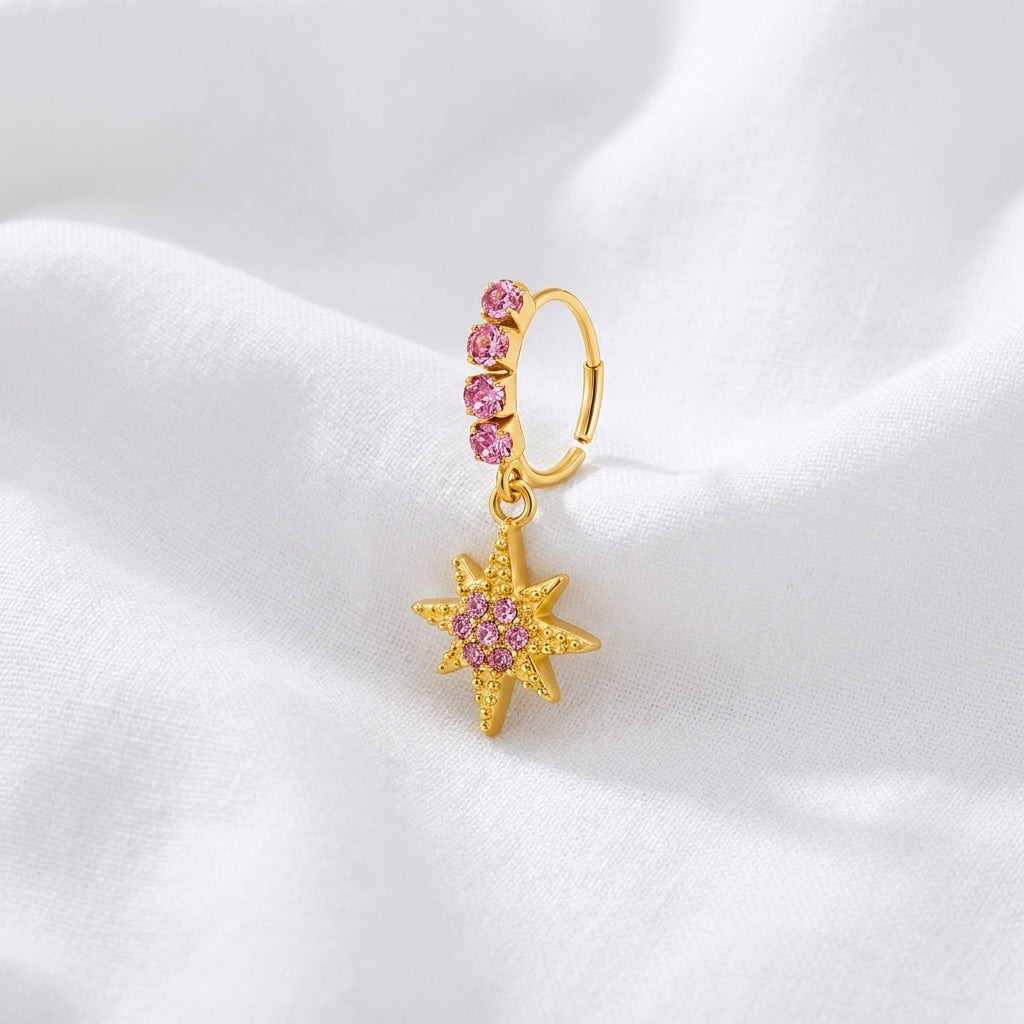 Anneau clicker dore pendentif etoile rose — pose sur tissu blanc