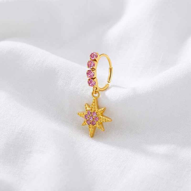 Anneau clicker dore pendentif etoile rose — pose sur tissu blanc