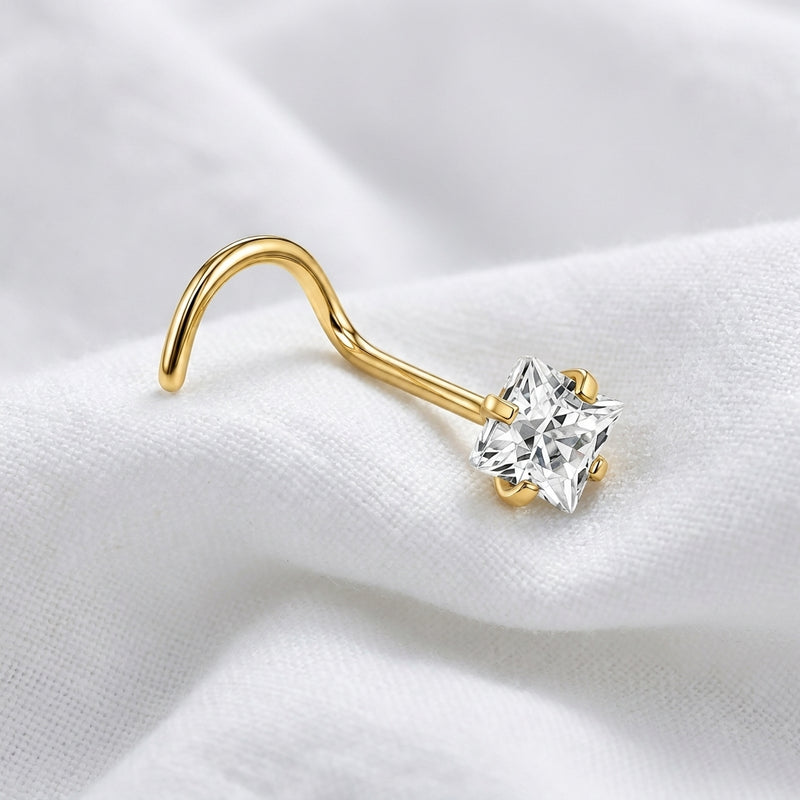 Clou en L dore zircon carre blanc griffes — macro pose tissu blanc