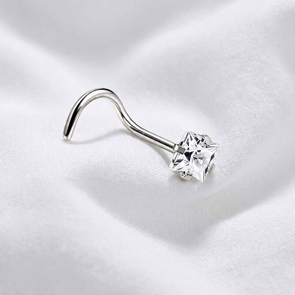 Clou en L argente zircon carre blanc griffes — macro pose tissu blanc