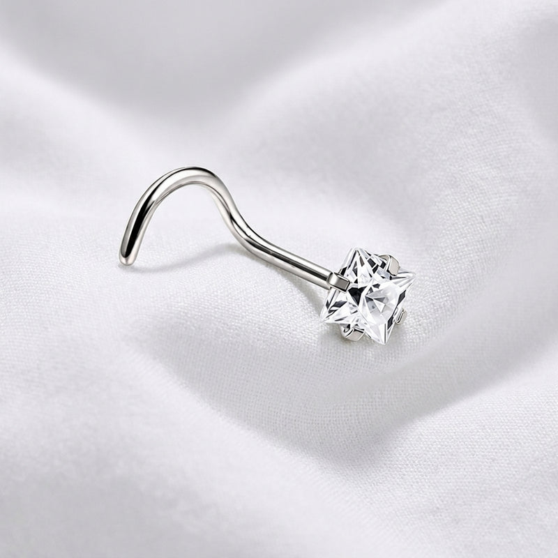 Clou en L argente zircon carre blanc griffes — macro pose tissu blanc