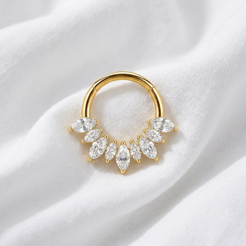 Anneau clicker dore 7 zircons marquise couronne — pose tissu blanc