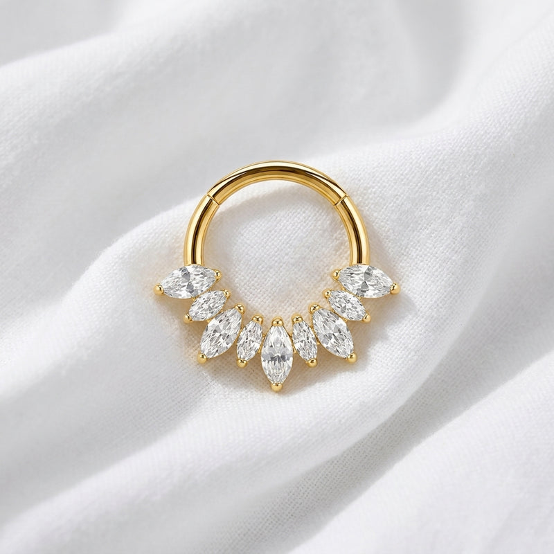 Anneau clicker dore 7 zircons marquise couronne — pose tissu blanc