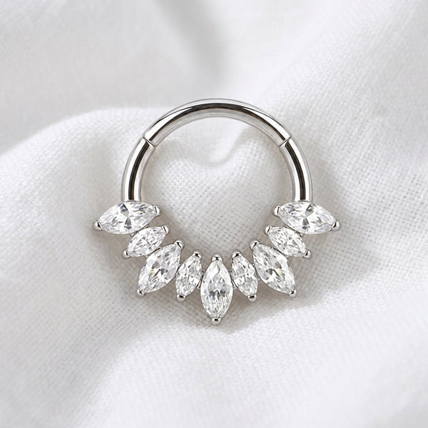 Anneau clicker argente 7 zircons marquise couronne — pose tissu blanc