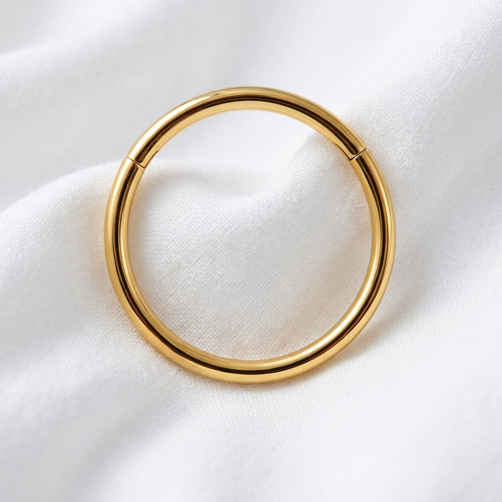 Anneau clicker dore lisse poli — pose tissu blanc